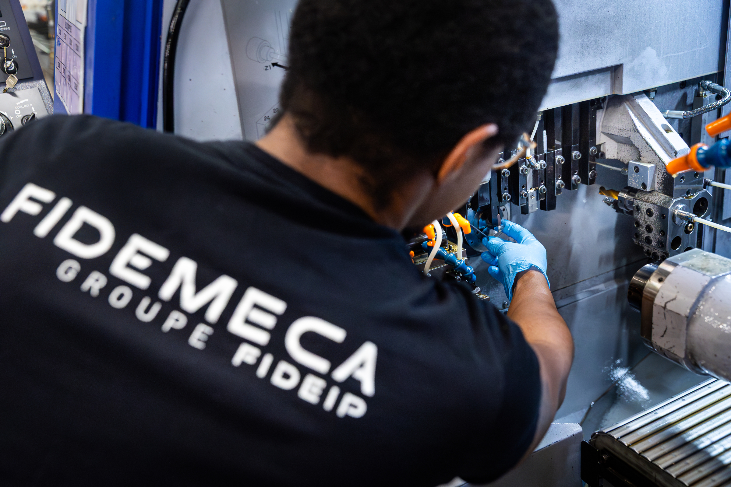 homme travaillant sur une machine
