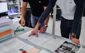 photo de deux collaborateurs FIDEMECA en train de travailler sur une cotation d'usinage CNC