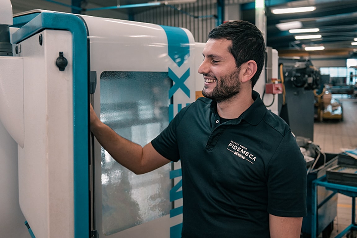 Opérateur en train de régler une machine de mécanique de précision