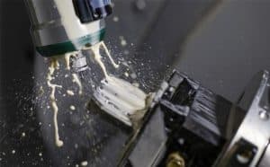 Photo d'une pièce en train d'être usinée par la technique fraisage 5 axes