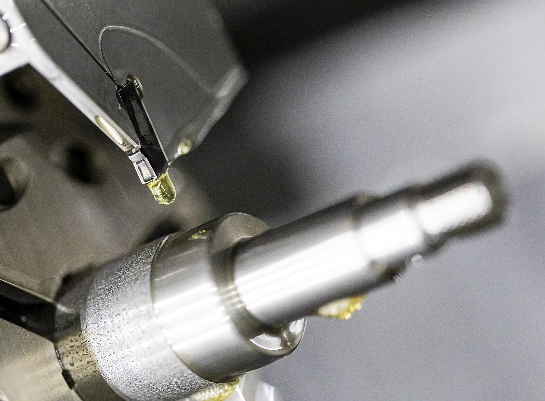 Vue de l'intérieur d'une machine CNC de mécanique de précision