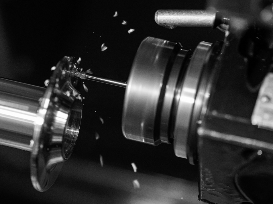 Opération de mécanique de précision sur une pièce usinée avec une précision au micron