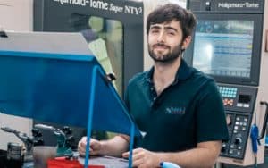 Photo d'un décolleteur sur son poste de travail