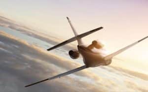 Photo d'un avion en train de voler au-dessus des nuages au lever du soleil