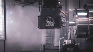 Intérieur d'une machine d'usinage avec gros plan sur un outil de coupe