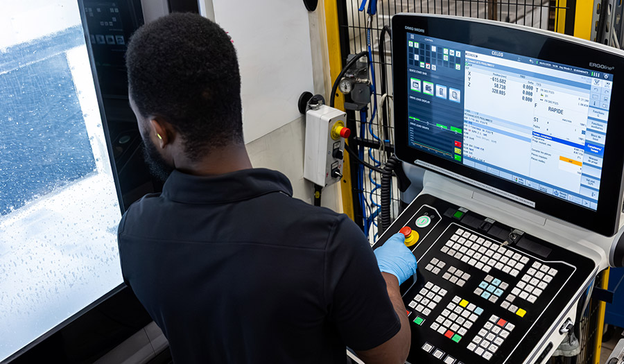 Usinage d'une pièce dans un centre d'usinage CNC de l'atelier