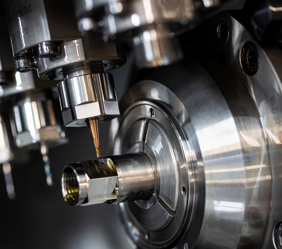 Opération de mécanique de précision sur une pièce usinée avec une précision au micron